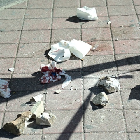 Άγιοι Ανάργυροι: Πέντε πέτρες έπεσαν από τον τρίτο όροφο στο κεφάλι της