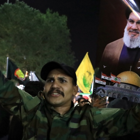 Ιρανός παραστρατιωτικός κρατάει φωτογραφία του πρώην ηγέτη της Χαζμπολάχ, Χασάν Νασράλα