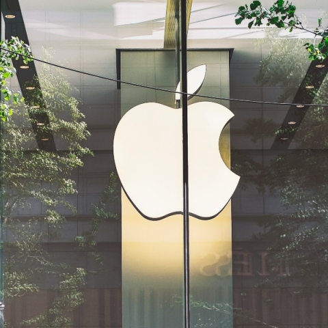 Η Apple δίνει έως και 1 εκατομμύριο δολάρια για να την χακάρουν