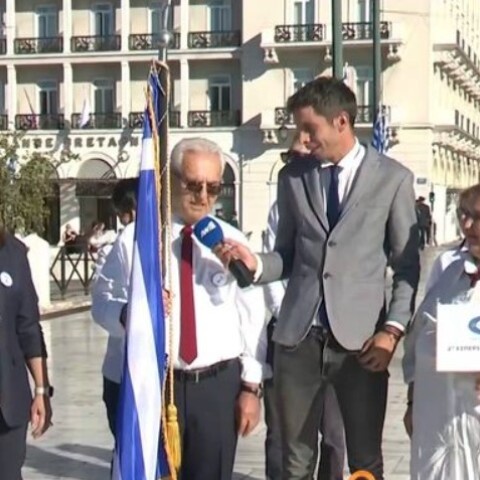 28η Οκτωβρίου: Σημαιοφόρος ετών 80! - O κ.Βασίλης, ο μεγαλύτερος μαθητής της Γ' Γυμνασίου 