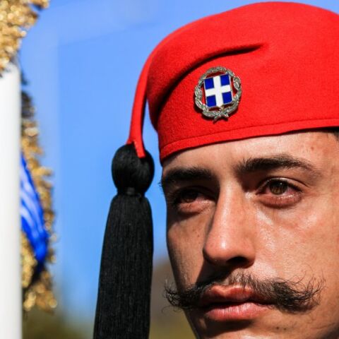 Συγκίνησε ο Εύζωνας που δάκρυσε εν ώρα της στρατιωτικής παρέλασης για την 28η Οκτωβρίου