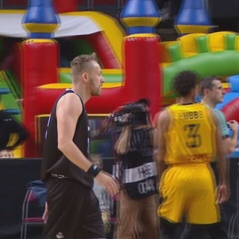 Ρίγα-ΑΕΚ: Παιδότοπο δίπλα στο παρκέ του γηπέδου έστησαν οι Λετονοί