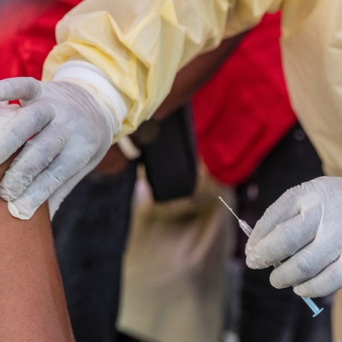 ιατρος εμβολιαζει ασθενη