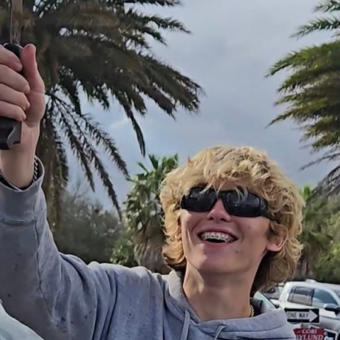 ανδρας κραταει ματσετα