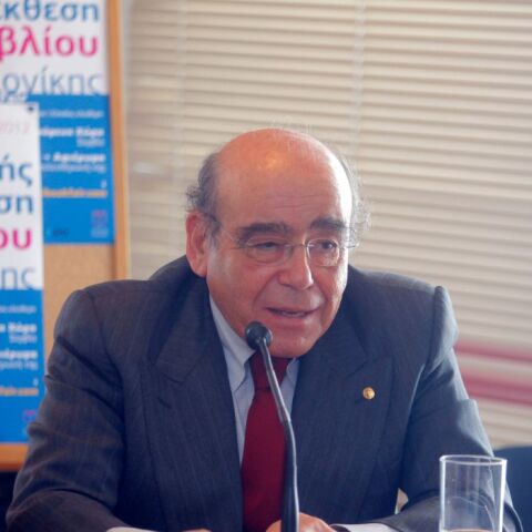 Υπήρξε ένας από τους 32 ανθρώπους του πνεύματος που το 2011 είχαν συνυπογράψει το κείμενο Τολμήστε![18], το οποίο απέρριπτε τις διαδηλώσεις στις πλατείες, και καλούσε να σταματήσουν "οι λαϊκισμοί και η ανευθυνότητα" ώστε να ομονοήσουν οι πολιτικές δυνάμεις και να συνεχιστεί η πορεία της χώρας στην Ευρώπη ανεξαρτήτως του Μνημονίου, για το "μέλλον των παιδιών μας".[19][20]