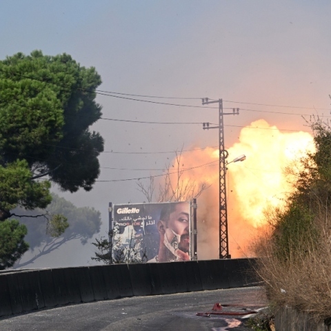 εκρηξη, δασος, βουνο, κτιρια