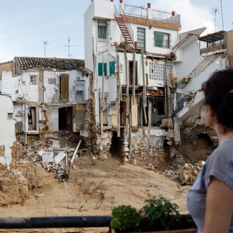 γυναικα κοιταζει κατεστραμμένο σπίτι, πλημμυρα