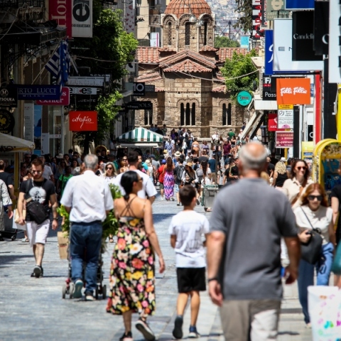 κοσμος περπαταει στην Ερμου