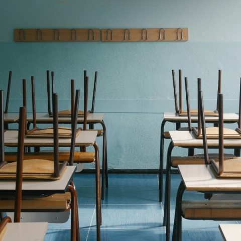 αδεια αιθουσα, καρεκλες