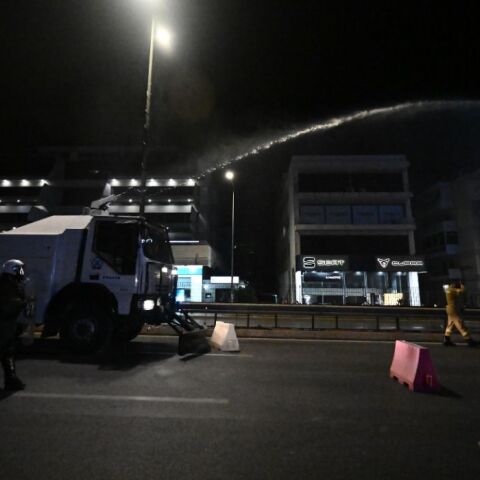 Οι εποχικοί πυροσβέστες ζητούν άμεση συνάντηση με τον υπουργό Πολιτικής Προστασίας Βασίλη Κικίλια ο οποίος όμως δήλωσε πως θα συναντηθεί μαζί τους την επόμενη εβδομάδα.  «Όπως είχα δεσμευθεί, μετά το τέλος της αντιπυρικής θα πραγματοποιήσω συνάντηση με τους εκπροσώπους των εποχικών-συμβασιούχων πυροσβεστών. Kαι αυτό θα κάνω την ερχόμενη Τετάρτη 6/11.  Στη συνάντηση θα συζητήσουμε διεξοδικά τις ανάγκες, τις ανησυχίες και τους προβληματισμούς τους, προτού προχωρήσουμε στο διαγωνισμό, στο πλαίσιο τ