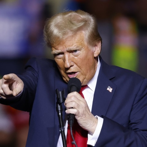 Ρατσιστικό σχόλιο Τραμπ για τον Γιάννη Αντετοκούνμπο: Ποιος είναι πιο Έλληνας; Αυτός ή εγώ;»