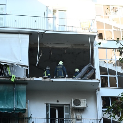 Έκρηξη στους Αμπελόκηπους: «Καθαρά» τα δύο όπλα που βρέθηκαν στο διαμέρισμα