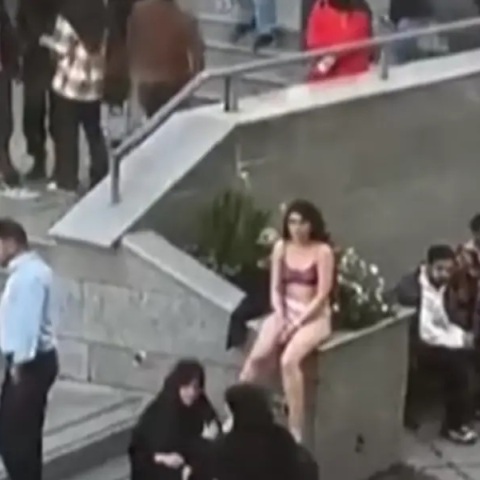 Η ημίγυμνη φοιτήτρια στο Ιράν που έγινε το νέο σύμβολο αντίστασης