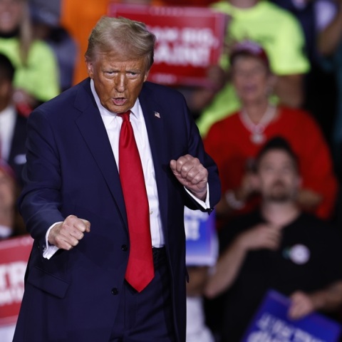 Εκλογές ΗΠΑ 2024: Οι σύμβουλοι του Τραμπ τον παροτρύνουν να κηρύξει την νίκη πρόωρα την νύχτα των εκλογών