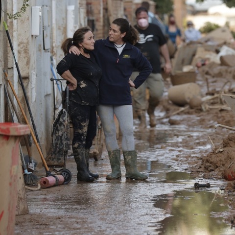 Ισπανία: Ομάδες πολιτών περιπολούν την πλημμυροπαθή Παϊπόρτα τη νύχτα υπό το φόβο κλοπών