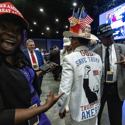 Σακάκι με τον Τραμπ και μήνυμα υπέρ του