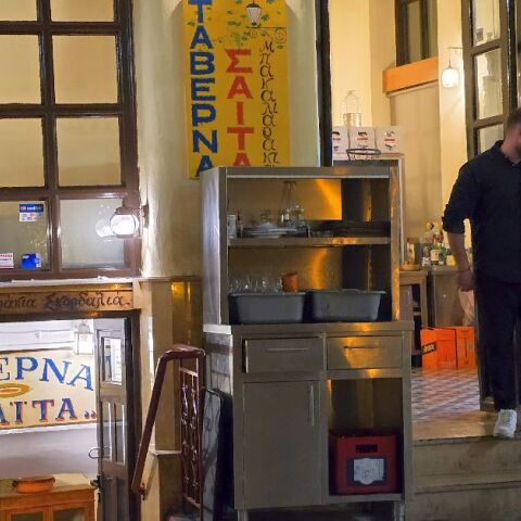 Ταβέρνα Σαΐτα, Πλάκα