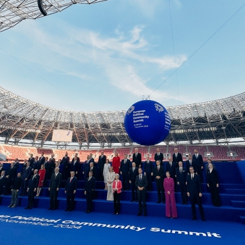 Οι αρχηγοί κρατών της ΕΕ στην 5η Σύνοδο της Ευρωπαϊκής Πολιτικής Κοινότητας στο στάδιο «Ferenc Puskas» στην Βουδαπέστη