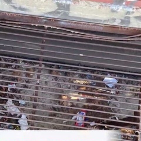 Νέα Ιωνία: «Αν δεν είχε σκύψει, το κεφάλι του θα ήταν θρυμματισμένο» λέει ο πατέρας του 12χρονου που έκλεισαν σε φρεάτιο 