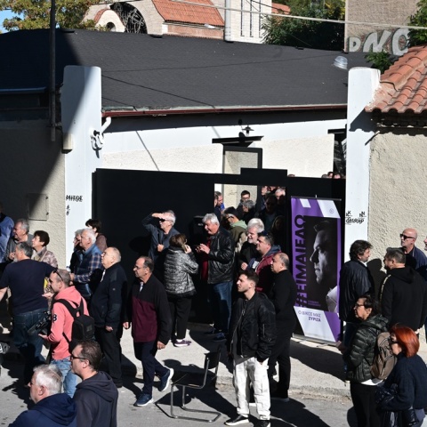Στέφανος Κασσελάκης: Κόσμος στα γραφεία του στον Ταύρο εν αναμονή της ανακοίνωσης νέου κόμματος