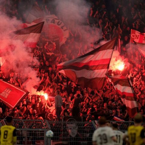 Γερμανία: Μέλος των Χριστιανοδημοκρατών εμφάνισε sex doll με μπλούζα Σεντ Πάουλι και θηλιά στο λαιμό