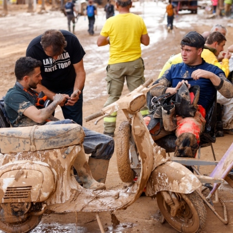 Εθελοντές στους δρόμους της Βαλένθια κατά τη διάρκεια διαλλείματος