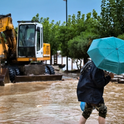 ΠΛΗΜΜΥΡΑ, ΑΝΔΡΑΣ ΜΕ ΟΜΠΡΕΛΑ