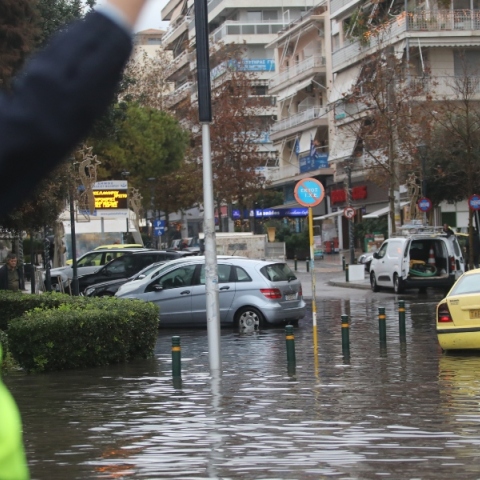 Πλημμυρά από την έντονη βροχόπτωση στην λεωφόρο Ποσειδώνος στο Παλαιό Φάληρο