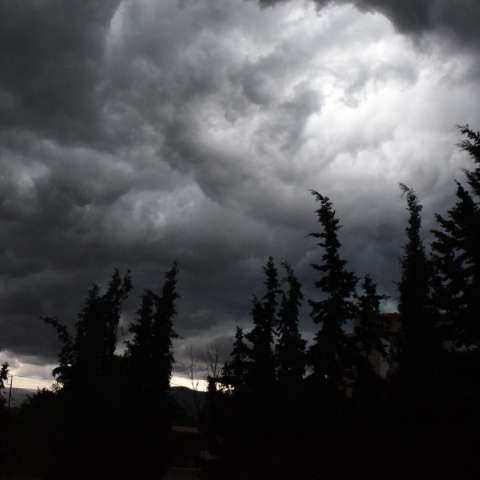 ουρανος, συννεφα, δεντρα