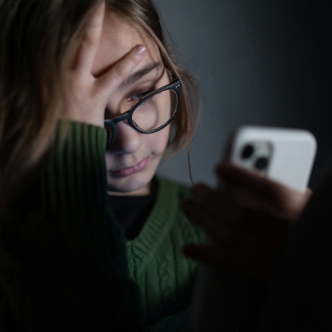 Safe Youth: Τίθεται σε λειτουργία από σήμερα το panic button για νέους 