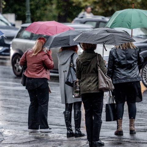 περαστικοι, ομπρελες, βροχη