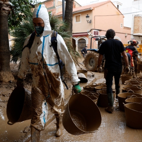 κατοικοι Ισπανιας καθαριζουν λασπες