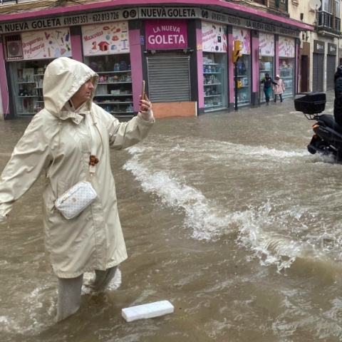 πλημμυρισμενοι δρομοι, αμαξι, σπιτια, νερο