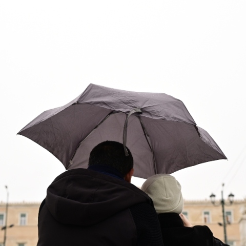 περαστικοι, ομπρελες, βροχη