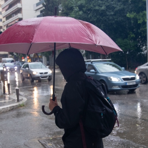 περαστικοι, ομπρελες, βροχη