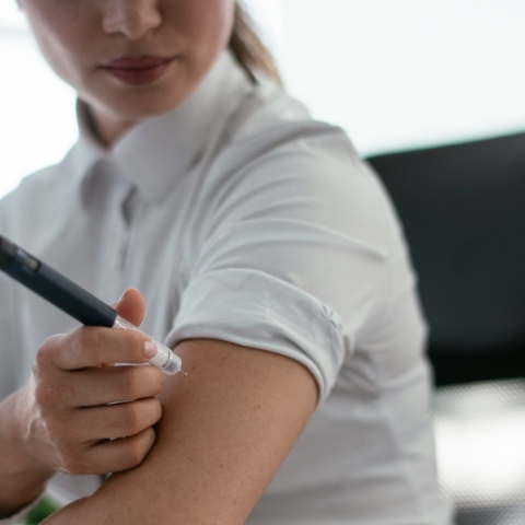 γυναικα κανει ενεση ινσουλινης