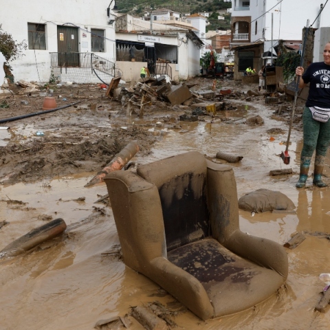 πλημμυρισμενοι δρομοι, αμαξι, σπιτια, νερο