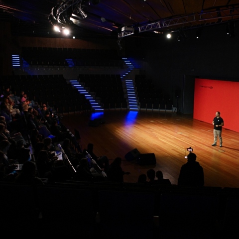 ομιλητης σε γεμάτο αμφιθεατρο 