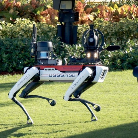 Ντόναλντ Τραμπ: Ποιος είναι ο Spot, ο ρομποτικός σκύλος  που φρουρεί την έπαυλή του στο Μαρ-α-Λάγκο