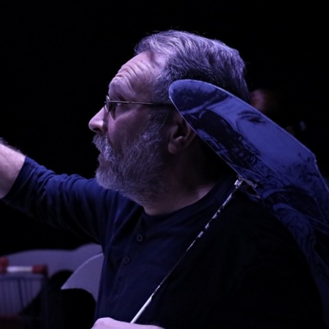 Ο Άθως Δανέλλης ενσαρκώνει τις φιγούρες στο έργο «Στη σκιά του Λούσια» στο Από Μηχανής Θέατρο