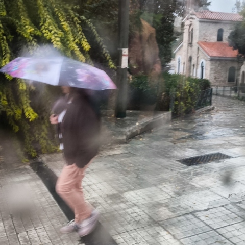 Καιρός: Ισχυροί άνεμοι σε όλη τη χώρα με πρόσκαιρες τοπικές νεφώσεις