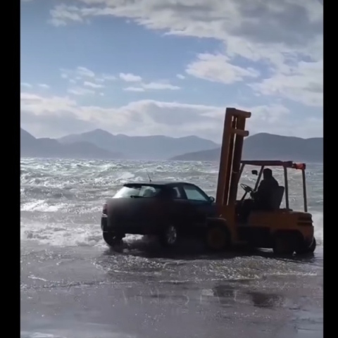 κλαρκ κουβαλαει αυτοκίνητο