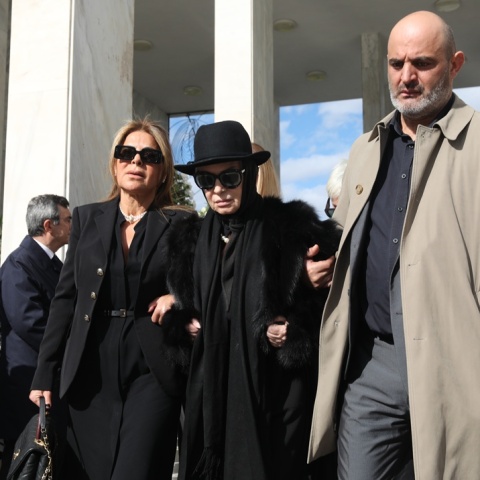 Υποβασταζόμενη η σύζυγος του Δημήτρη Σούρα στην κηδεία του