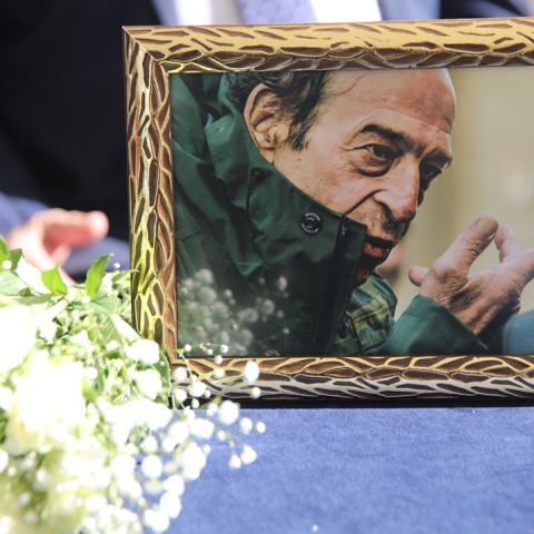 Κηδεία Μανούσου Μανουσάκη: Σύσσωμος ο καλλιτεχνικός κόσμος αποχαιρετά τον σκηνοθέτη