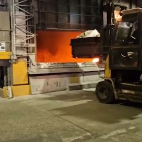 κλαρκ ξεφορτωνει πακετα σε κλιβανο