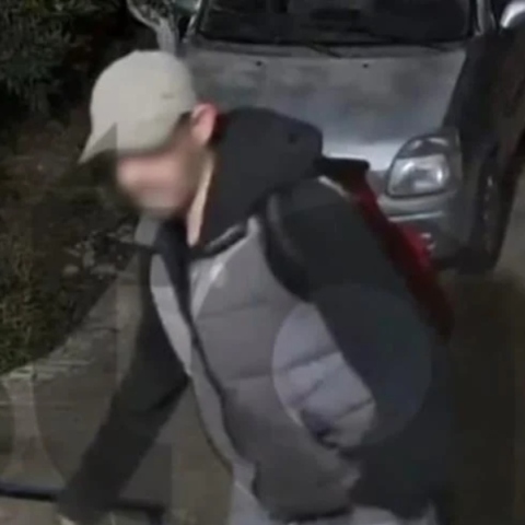 Κόρινθος: Διαρρήκτης εισβάλλει σε σπίτια, τρώει, πίνει καφέ, κάνει μπάνιο και φεύγει (Βίντεο) 