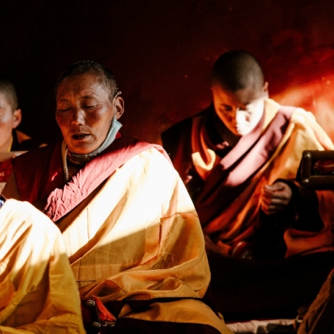 βουδιστες μοναχοι διαλογίζονται