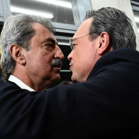 Εκλογές ΣΥΡΙΖΑ: 9+1 εικόνες από τους πανηγυρισμούς έξω από την Κουμουνδούρου