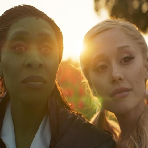 Σύνθια Ερίβο και Αριάνα Γκράντε στους πρωταγωνιστικούς ρόλους των Γκαλίντα και Ελφάμπα