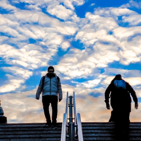 ατομα κατεβαίνουν τη σκαλα του μετρο